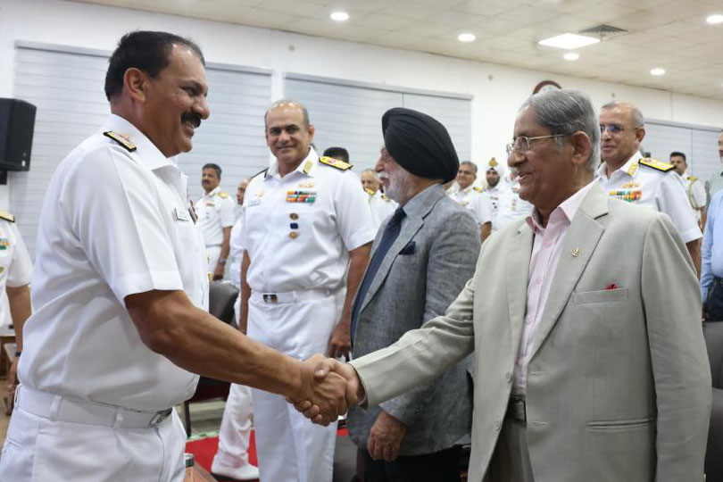 വിടവാങ്ങല്‍ സന്ദര്‍ശനത്തിന് നാവിക സേനാ മേധാവിയും പത്‌നിയും കൊച്ചിയിലെത്തി  